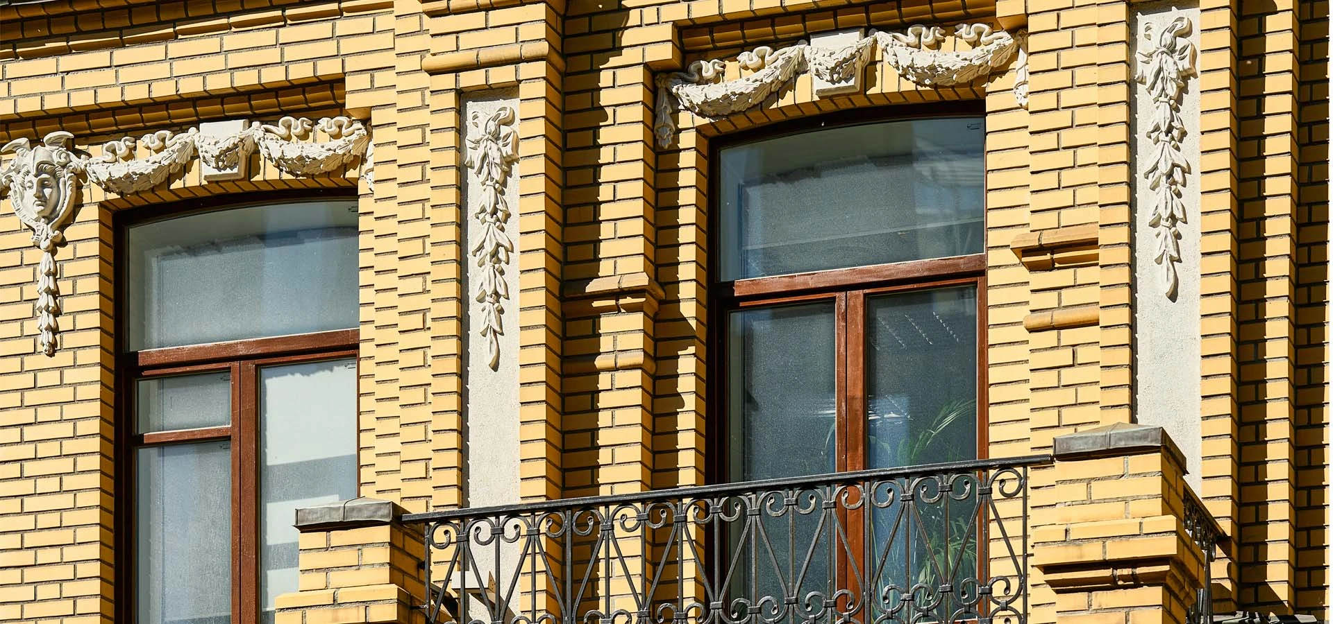 вид на балкон Бізнес-центр «Михайлівська, 7» - історична офісна будівля в центрі Києва